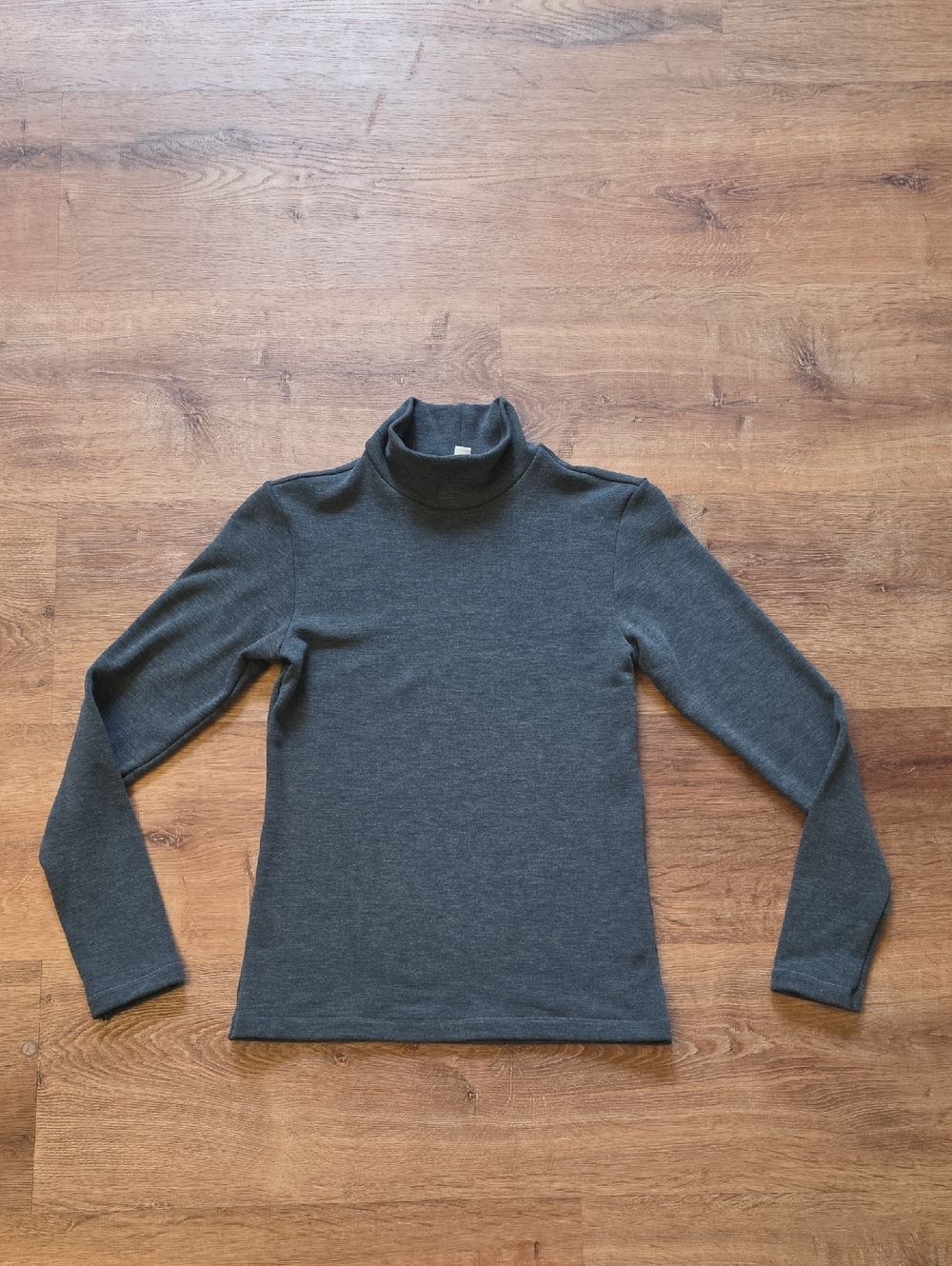 Uniqlo Charcoal Gray Crewneck Sweater